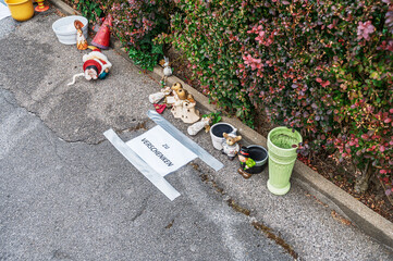 Obraz premium Various decorative items and pots placed on asphalt with a 'for free' sign