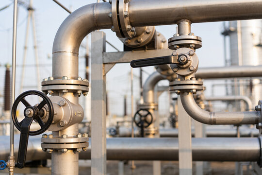 Industrial pipeline system with valves and gauges in a complex network