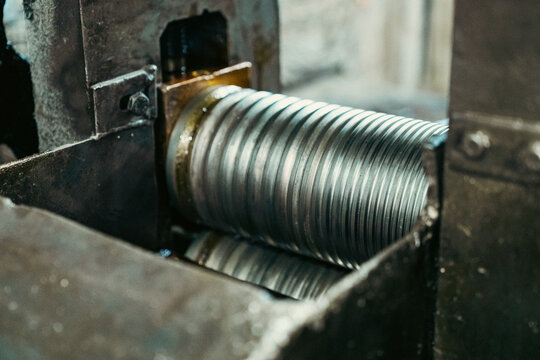 Metal thread roller machine