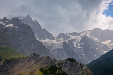 Fototapeta premium Paysage de montagnes sur la route de La Graves dans les Hautes-Alpe en France