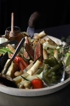 aperitivos de tabla de quesos variados con higos y frutos secos