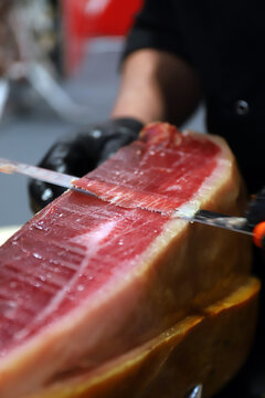 profesional del jam&oacute;n ib&eacute;rico cortando loncha de una paleta de jam&oacute;n ib&eacute;rico