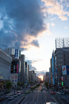 東京の下町・錦糸町、近代的なビルと夕空の美しいコントラスト