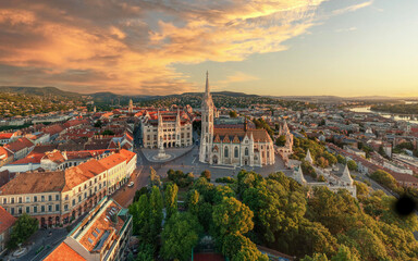 Obraz premium Amazing sunrise over Budapest. Maint itheme is the photo Buda castle district with Matthas church, and Fisherman's bastion