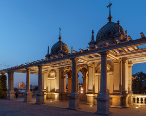 Obraz premium Illuminated Várkert Bazár (Castle Garden Bazaar) at blue hour beneath Buda Castle, one of Budapest’s most elegant historic landmarks.