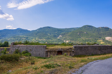 Naklejka premium Le Village fortifié de Mont-Dauphin dans les Hautes-Alpes en France