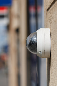 Gros plan d'une cam&eacute;ra de surveillance d'une banque &agrave; Paris