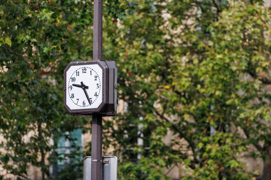Horloge publique octogonale faisant partie du mobilier urbain parisien