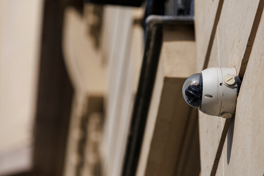 Vue en contre-plong&eacute;e d'une cam&eacute;ra de surveillance d'un h&ocirc;tel &agrave; Paris