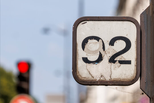 Num&eacute;ro 92, rep&egrave;re de num&eacute;rotation d'habitation sur un boulevard &agrave; Paris
