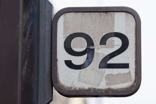 Num&eacute;ro 92, rep&egrave;re de num&eacute;rotation d'habitation sur un boulevard &agrave; Paris