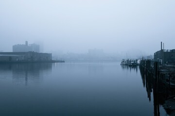 Naklejka premium Quiet Waterfront Vista with Fog in Bridgeport North End