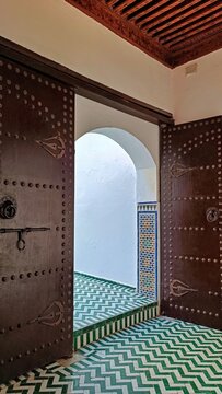 door, doorway, entrance, wooden door, antique, ancient, historic, architecture, traditional, heritage, culture, oriental, arabic, islamic, moroccan, north african, riad, courtyard, zellige, tile, cer
