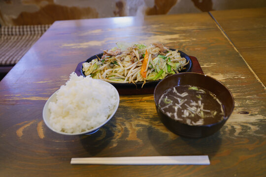 鉄板に盛られた肉野菜炒めの定食