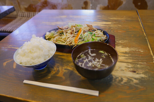 鉄板に盛られた肉野菜炒めの定食（別角度）