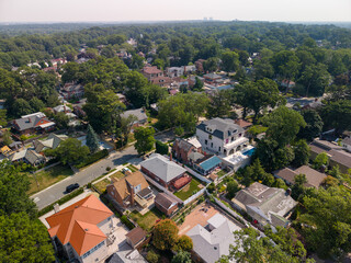 Fototapeta premium Urban sprawl presenting residential homes and dense tree cover