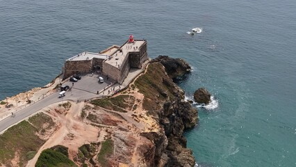 Le fort et le phare de Nazaré à la pointe de la falaise, vue aérienne, Portugal © From The Sky