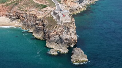 Vue aérienne du fort de Nazaré sur le promontoire rocheux, Portugal © From The Sky