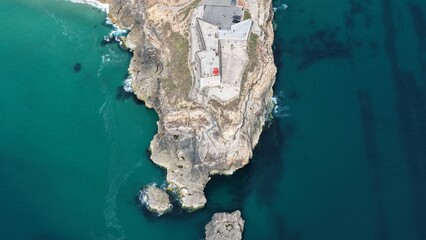 Vue aérienne du fort de São Miguel Arcanjo sur la pointe de Nazaré, Portugal © From The Sky