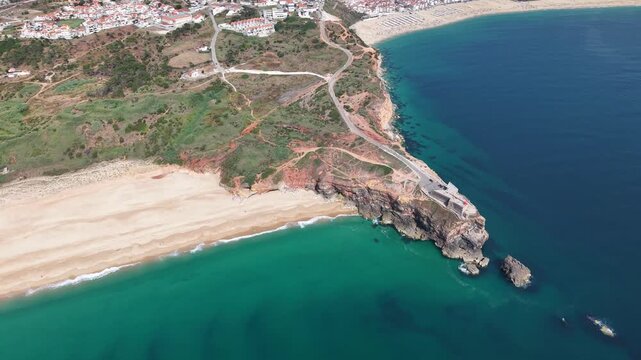 Vue a&eacute;rienne de la c&ocirc;te et de la falaise de Nazar&eacute;, Portugal, oc&eacute;an Atlantique
