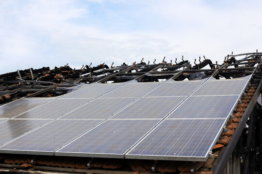 Eine abgebrannte Photovoltaikanlage auf einem Hausdach. Sind Solaranlagen gef&auml;hrlich und k&ouml;nnen Br&auml;nde ausl&ouml;sen?

