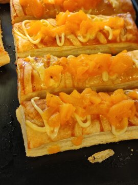 Small slices of sweet bread, decorated with small pineapples to accompany breakfasts.Peque&ntilde;as rebanadas de panes dulces, con decoraciones de peque&ntilde;as pi&ntilde;as para acompa&ntilde;ar en los desayunos.(18)