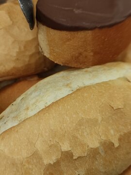  Assortment of traditional Mexican bolillo and chocolate sweet bread on a tray). Variedad de bolillos y pan dulce de chocolate en charola mexicana. (34).