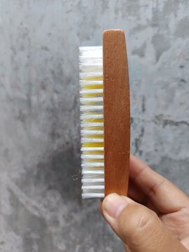 Alat tradisional untuk mencuci baju yaitu sikat 