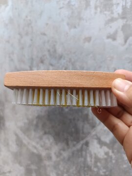 Sikat dari kayu dan bulu plastik 