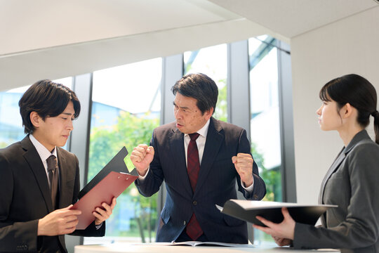 ミーティングで部下を責める上司