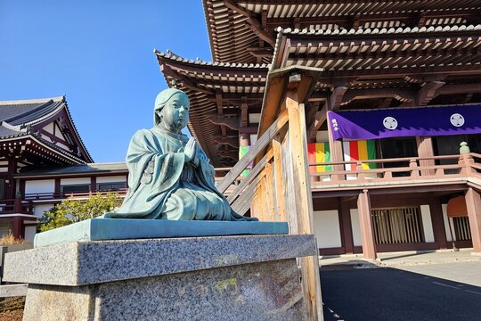 Bronze statue of a praying child at Zojoji Buddhist Temple in Minato, Tokyo.