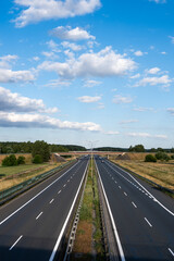 Fototapeta premium Autostrada A4 obok węzła gogolin w zachodniej Polsce w porze letniej