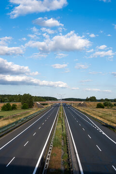Autostrada A4 obok węzła gogolin w zachodniej Polsce w porze letniej