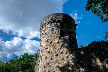 Wieża zabytkowej budowli architektonicznej w stylu średniowieczno-zamkowym, w okolicach zachodniej Polski © mbugajsky