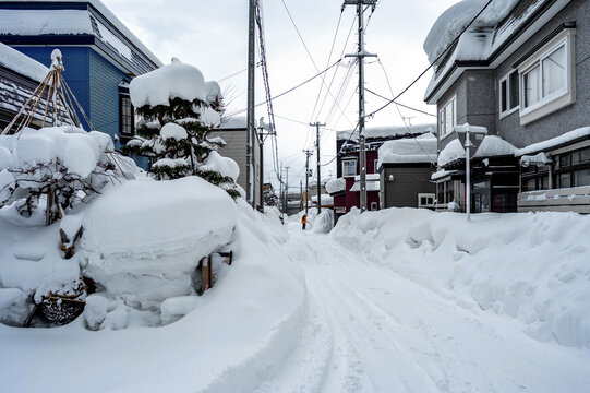 雪がやむと住民は家の周りの雪かきを始める