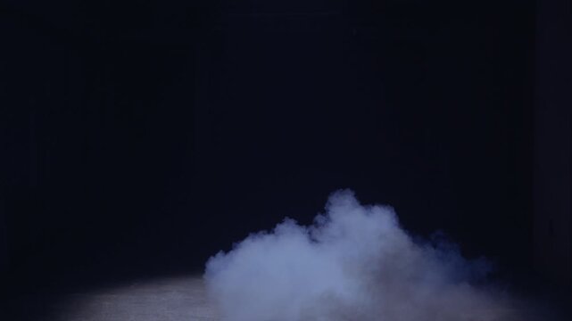 黒背景に映える、画面下部から中央に向かってリアルにもくもくと立ち上り広がる白煙の特殊効果・実写合成用動画素材。スチームやフォグ、爆発の余韻、火災の煙などの表現に最適。