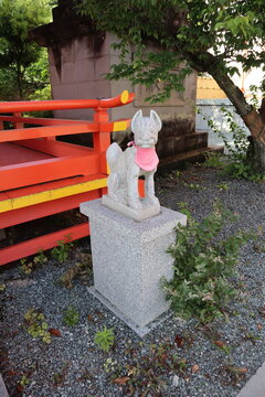 Kitsune fox statue at takahashi inari-jinja shrine