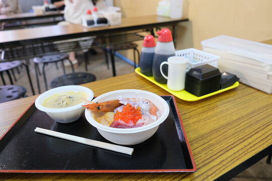 自分で具材を選んで作った勝手丼とかに汁