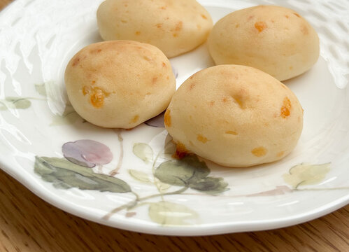ひと口もち食感チーズ、お花模様の皿に乗った和風チーズお菓子