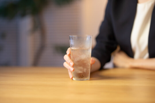 ハイボールを飲む女性