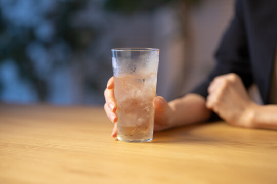 ハイボールを飲む女性