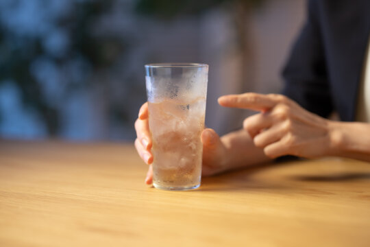 ハイボールを飲む女性