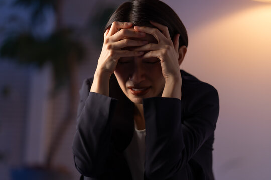 落ち込む女性