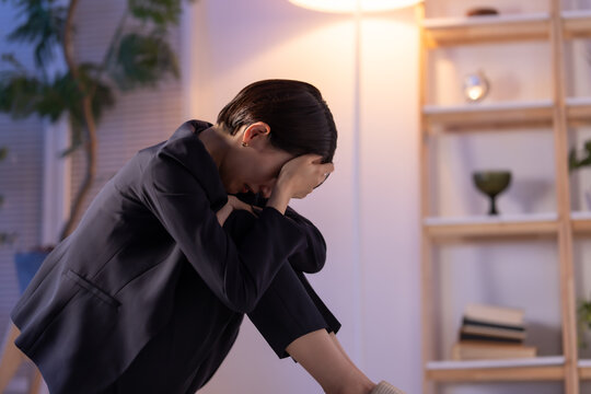 落ち込む女性