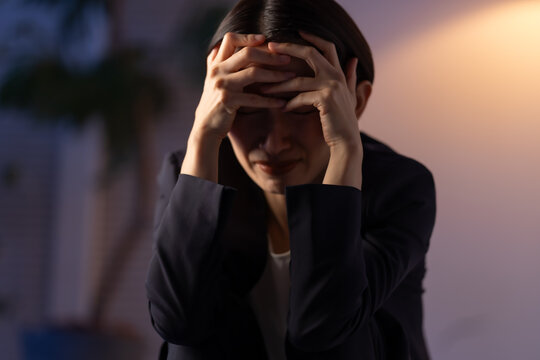 落ち込む女性