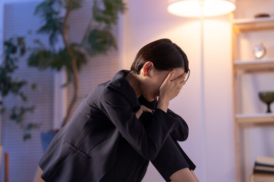 落ち込む女性