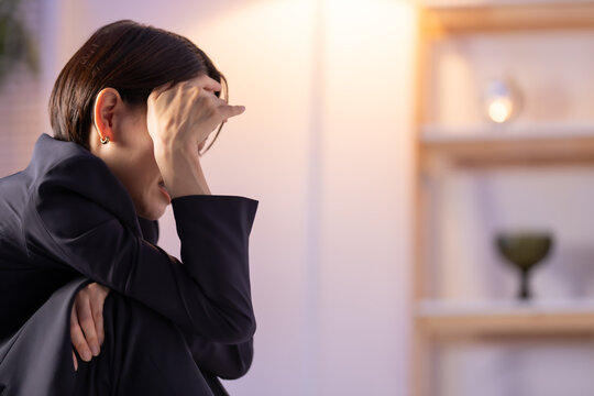 落ち込む女性