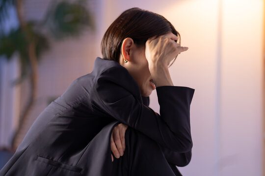 落ち込む女性