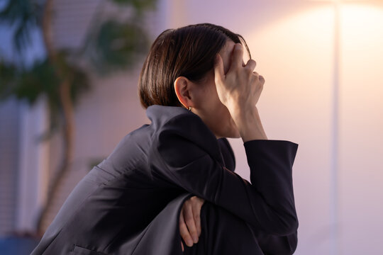 落ち込む女性