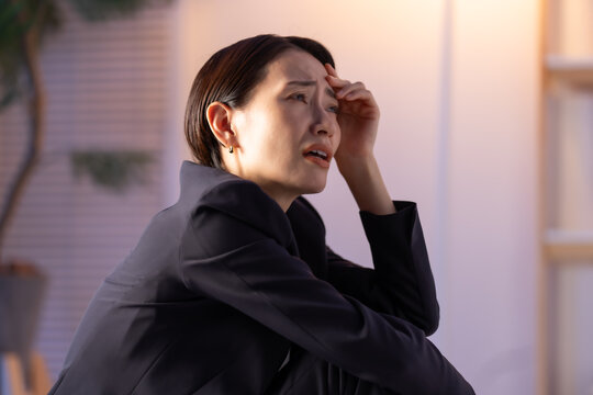 落ち込む女性